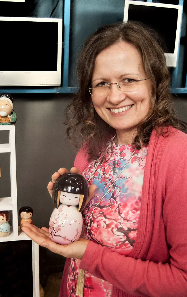 Mandula Éva kokeshi baba festőművész
