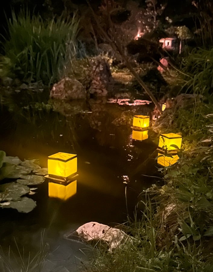 Obon fesztival mecsesek usznak a tavon 2